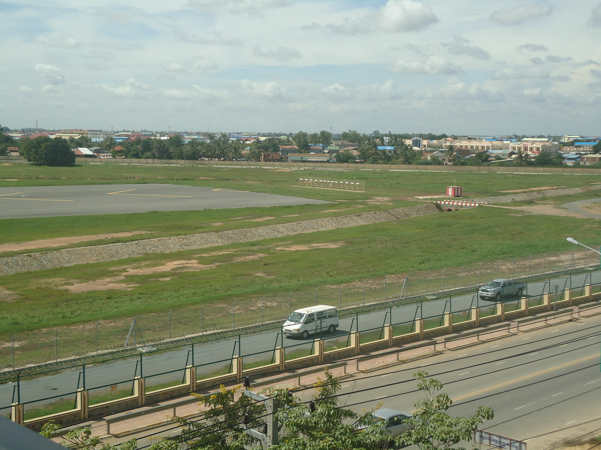 โรงแรมโกลเดน แอปเปิล พนมเปญ ภายนอก รูปภาพ